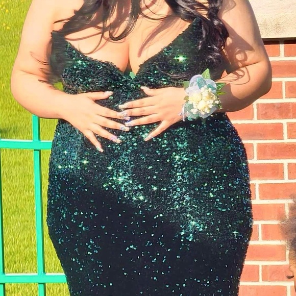 PORTIA&SCARLETT Green Sequin Embellished Sweetheart Prom Gown - Picture 3 of 5